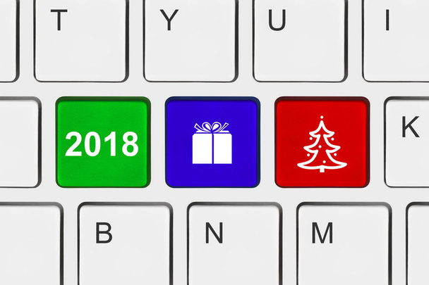 新しい年キーを持つコンピューターのキーボード - 写真・画像