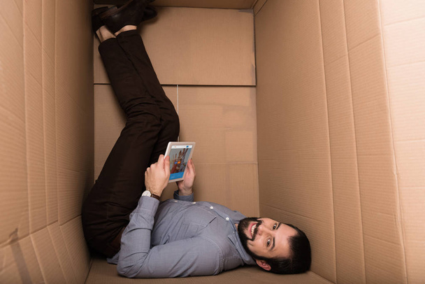 man using tablet with couchsurfing - Zdjęcie, obraz