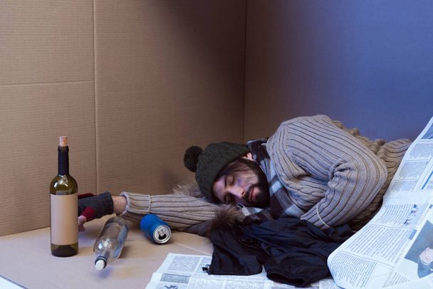 homeless man sleeping in box - Фото, зображення