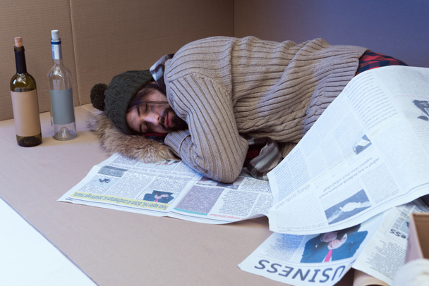 hajléktalan ember alszik - Fotó, kép