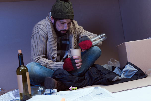 homeless alcoholic in box - Фото, зображення