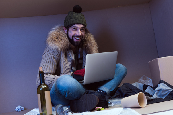 ノート パソコンでホームレスの男性 - 写真・画像