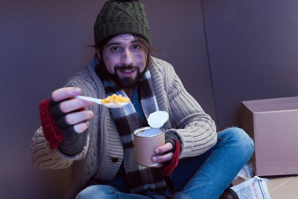 hajléktalan ember eszik konzervek - Fotó, kép