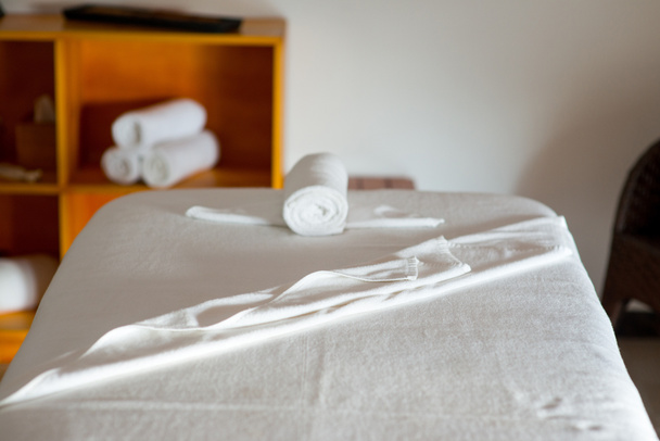 serviette roulée sur table de massage
 - Photo, image