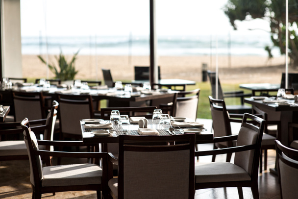 Restaurante vazio com mesas servidas
 - Foto, Imagem