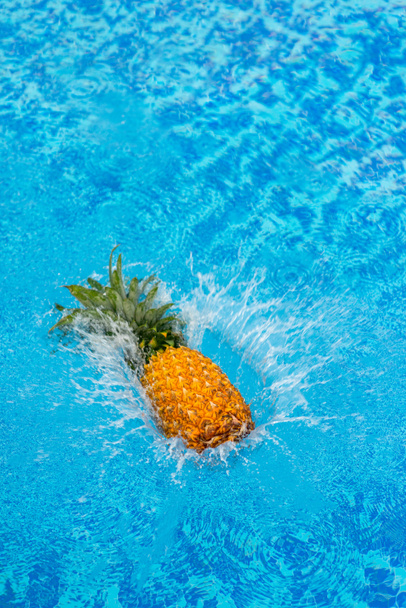ananas vallen in water - Foto, afbeelding