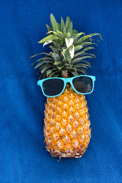 青い sunglassses のパイナップル - 写真・画像