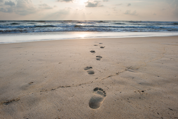 кроки на піщаному пляжі
 - Фото, зображення