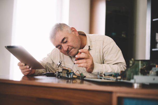 Člověk řeší elektronika - Fotografie, Obrázek