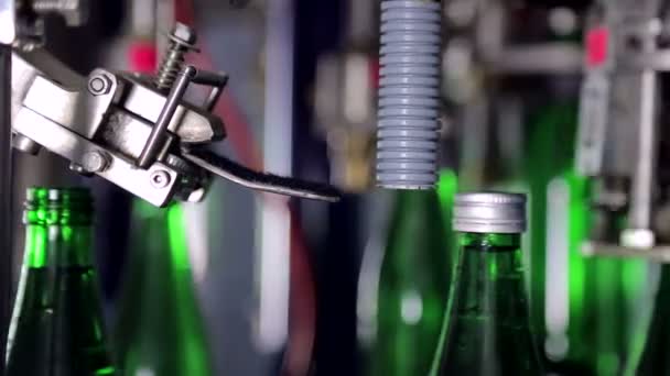自動的に水工場内蓋とボトルをカバーします。自動搬送ラインに緑のガラスの瓶。クローズ アップ - 映像、動画