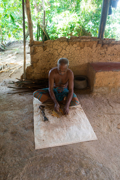 indian man carving wooden stick - Foto, Bild