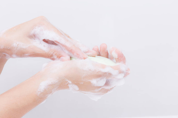 Aziatisch meisje de handen wassen met zeep bubbels - Foto, afbeelding
