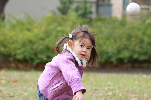 Japonesa chica (3 años de edad) jugando captura
 - Foto, Imagen