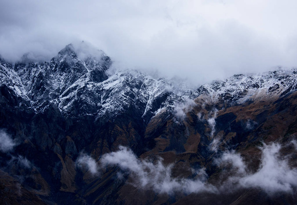 Caucaso montagna di neve in Kazbegi, Georgia
 - Foto, immagini