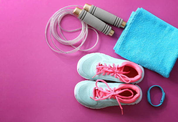 Sport equipment on color background - Foto, afbeelding