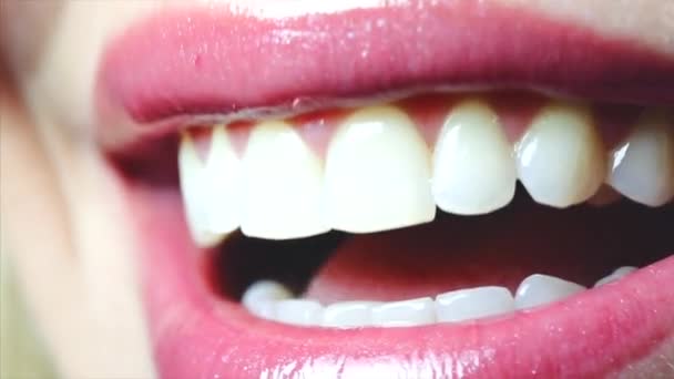 Gezonde lach. Teeth Whitening. Tandheelkundige zorg Concept. Vrouw glimlach close-up - Video