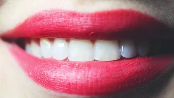 Dientes blancos perfectos y labios rojos. Mujer sonriendo. Primer plano.
 - Imágenes, Vídeo