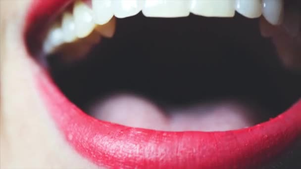 Gezonde vrouwelijke tanden. Vrouw glimlachen en lachen. Rode lippen. Closeup - Video