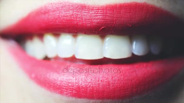 Vrouwelijke open lachende mond met sexy lippen rode lippenstift en tanden. Closeup - Video