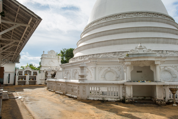Ступа-купол в храме Будды
 - Фото, изображение