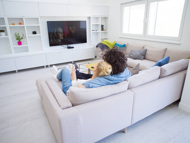 Televizyon izlerken genç Çift - Fotoğraf, Görsel