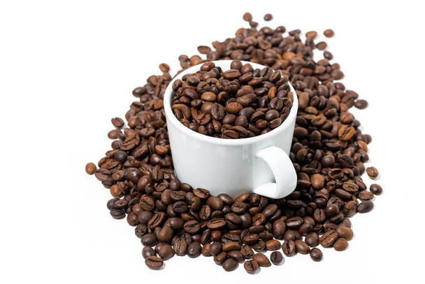 Taza con granos de café sobre fondo blanco
 - Foto, imagen