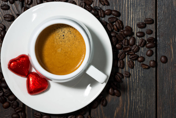 xícara de café expresso e doces de chocolate na forma de um coração
 - Foto, Imagem