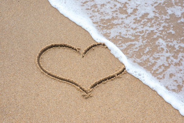 Herzförmiges Schild auf Sand - Foto, Bild