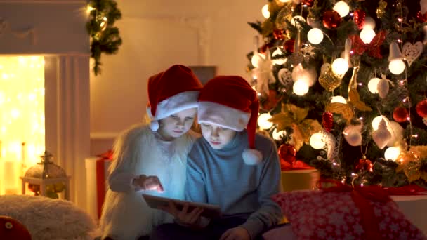 Excited children near Christmas tree - Filmmaterial, Video