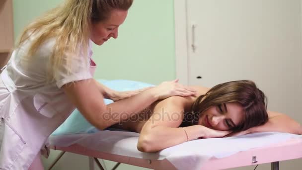 een rug massage in de salon - Video
