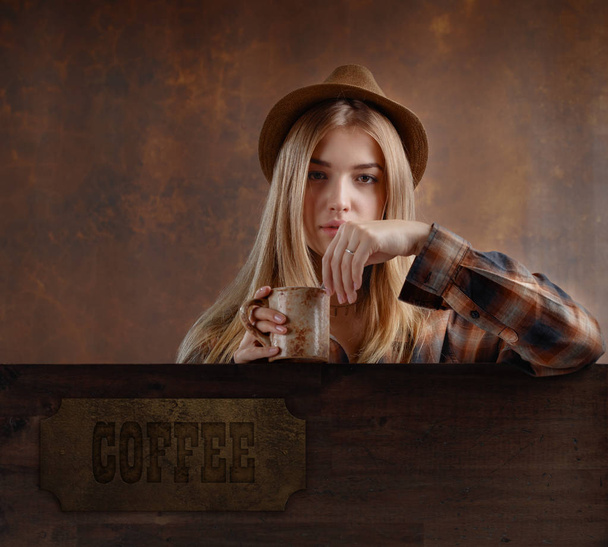 Kahve kupa genç kadınla. - Fotoğraf, Görsel