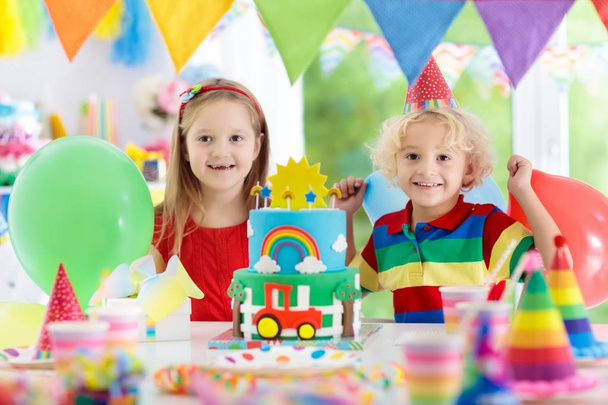 子供たちのパーティー。子供のためのキャンドルで誕生日ケーキ. - 写真・画像