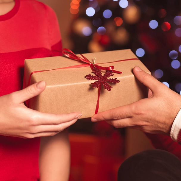 Husband giving present to wife - 写真・画像