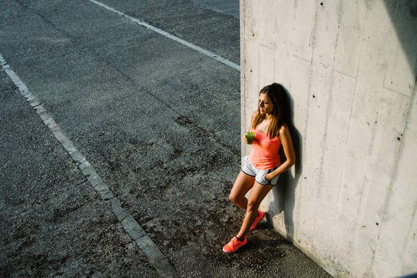 Picia sok detox zrelaksowany sportowy młoda kobieta i odpoczynku - Zdjęcie, obraz