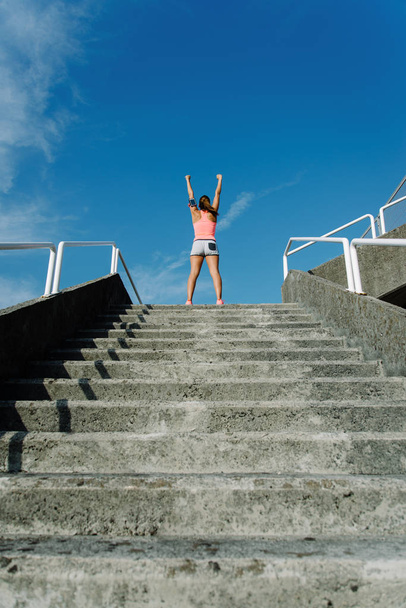 Женщина празднует успех фитнес тренировки и цели тренировки
 - Фото, изображение