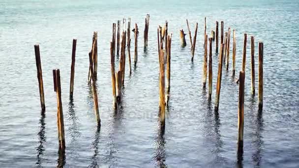 Bastidor postes del muelle de metal oxidado en el mar
 - Metraje, vídeo