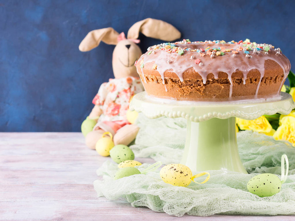 Pastel de Pascua con azúcar glaseado decoraciones huevos conejito
 - Foto, Imagen
