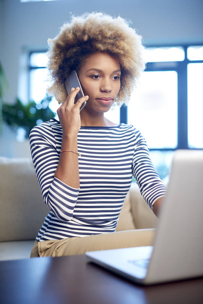 businesswoman making call  - Foto, immagini