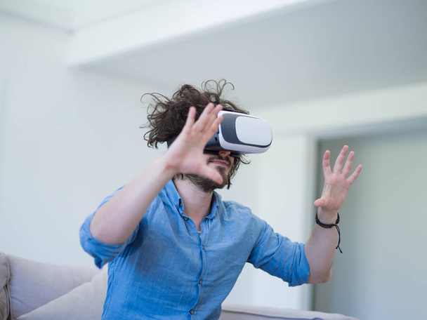  man using VR-headset - Φωτογραφία, εικόνα