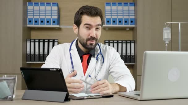 Doctor hablando con su paciente
 - Imágenes, Vídeo