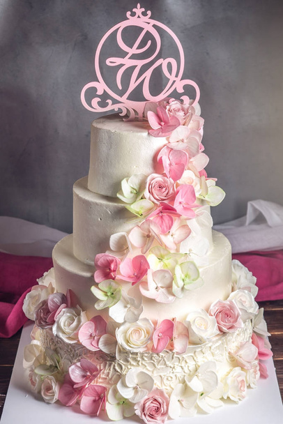 Hermosa boda casera pastel de cuatro niveles decorado con fondant rosa y verde hecho a mano
 - Foto, imagen