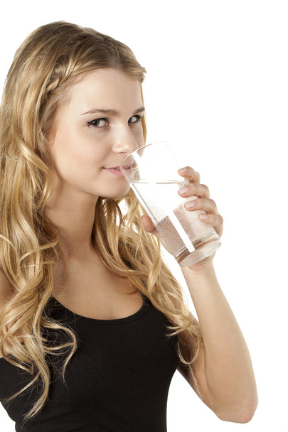 девушка пьет воду, глядя в камеру
 - Фото, изображение