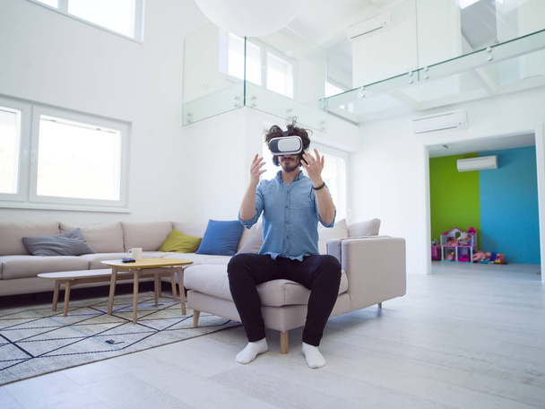  man using VR-headset - Valokuva, kuva