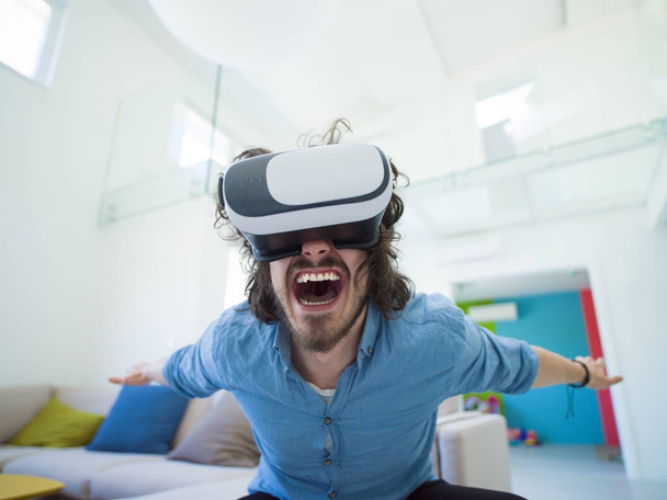  man using VR-headset - Photo, Image