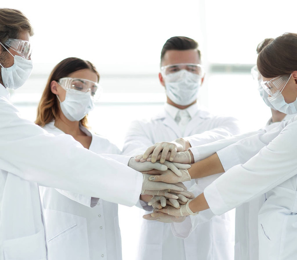 Lähikuva valokuva lääkärit pinoaminen käsi työtovereiden kanssa
 - Valokuva, kuva