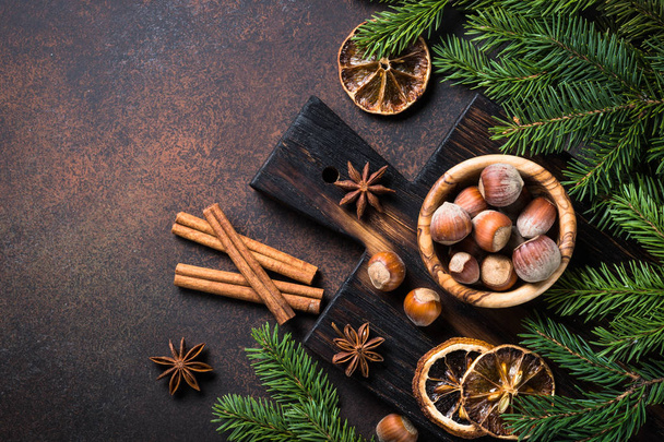 Especias de Navidad y frutos secos en la mesa de piedra oxidada
. - Foto, Imagen