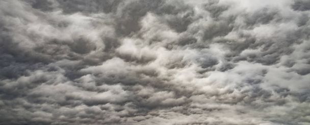 Panoráma a borús textúra a felhők. Másolja a hely. Egy csomó felhők drámai szűrő. - Fotó, kép