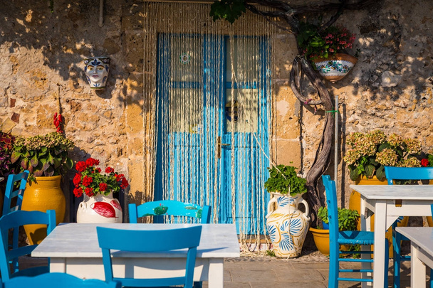 シチリアの伝統的なイタリアン レストランのテーブル - 写真・画像
