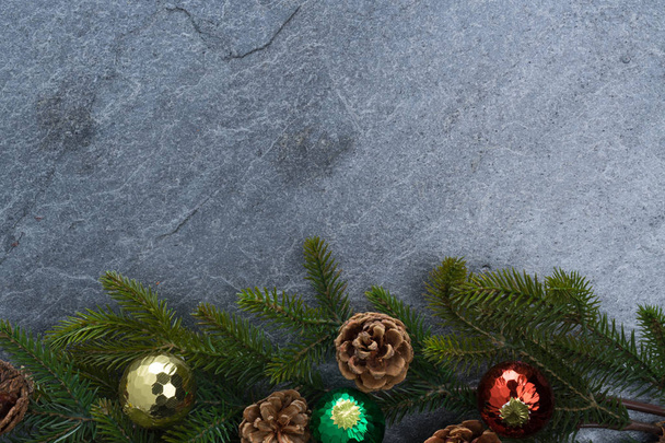 Weihnachten Hintergrund Tannenblätter und Tannenzapfen dekorieren - Foto, Bild