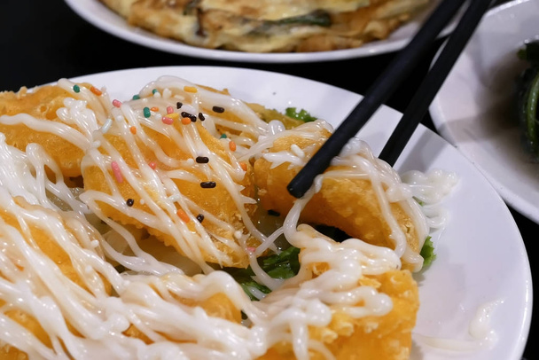 La gente comiendo bola de camarones de piña en la mesa dentro del restaurante chino
 - Foto, imagen